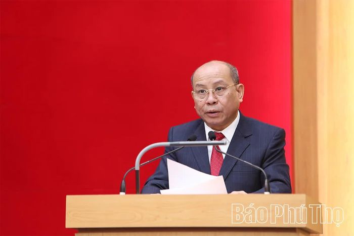 Đồng chí Phó Bí thư Tỉnh ủy, Bí thư Đảng ủy, Chủ tịch HĐND tỉnh Bùi Đức Hinh phát biểu nhận nhiệm vụ.