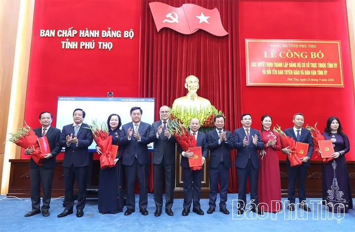 Các đồng chí Thường trực Tỉnh ủy trao quyết định thành lập và tặng hoa chúc mừng Đảng bộ HĐND tỉnh Phú Thọ.