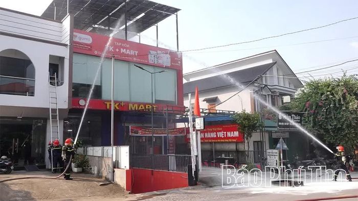 Lực lượng chữa cháy thực tập triển khai đội hình phun nước, khống chế đám cháy.