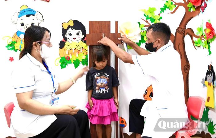 UBND xã Kim Ngân phối hợp với ngành Y tế tổ chức khám sức khỏe cho học sinh trong năm học mới 2026-2027 - Ảnh: V.M