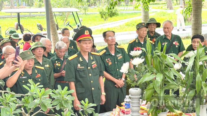 Cựu chiến binh xúc động tri ân, tưởng nhớ đồng đội - Ảnh: N.H