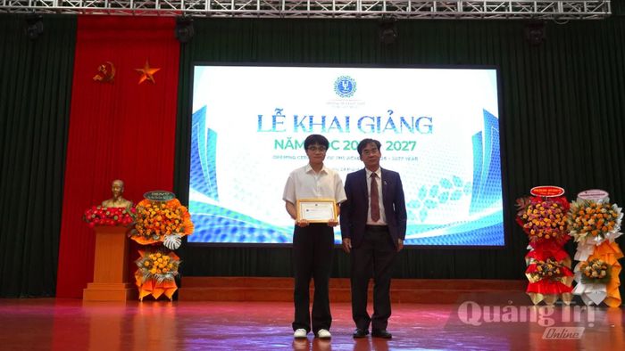 Khen thưởng tân sinh viên có thành tích cao trong tuyển sinh đầu vào - Ảnh: H.T