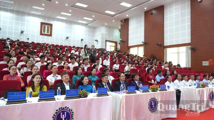 Đại biểu tham dự lễ khai giảng - Ảnh: H.T