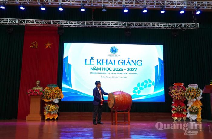 TS. Lê Trường Sơn, Hiệu trưởng Trường đại học Luật TP. Hồ Chí Minh đánh trống khai giảng năm học mới - Ảnh: H.T