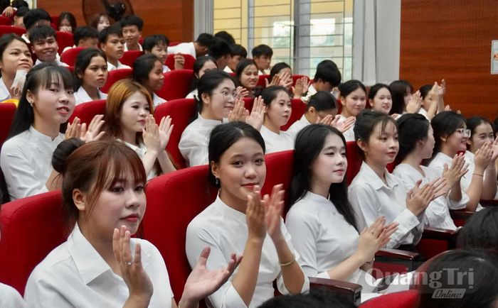 Tân sinh viên Phân hiệu Trường đại học Luật TP. Hồ Chí Minh tại Quảng Trị vui mừng chào đón năm học mới - Ảnh: H.T