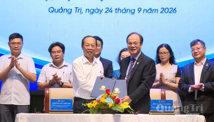 Đại diện lãnh đạo Trường đại học Luật TP. Hồ Chí Minh và Báo và phát thanh, truyền hình Quảng Trị ký kết biên bản hợp tác. - Ảnh: H.T