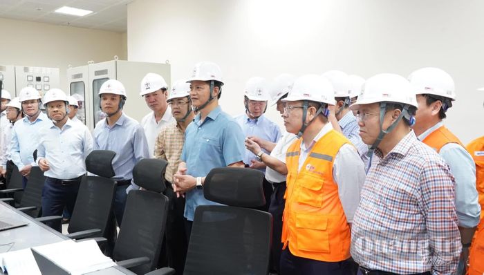 Đồng chí Vương Quốc Tuấn, Bí thư Tỉnh ủy kiểm tra kíp trực vận hành Nhà điều khiển Nhà máy Nhiệt điện Quảng Trạch I - Ảnh: Q.V