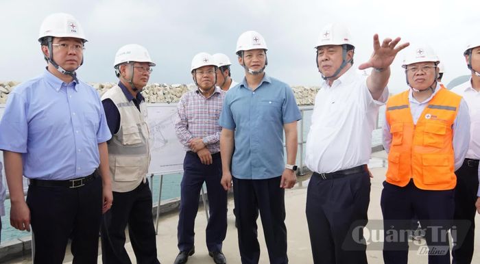 Đồng chí Vương Quốc Tuấn, Bí thư Tỉnh ủy và đoàn công tác kiểm tra thực địa công trình thi công cầu cảng nhập than - Ảnh: Q.V