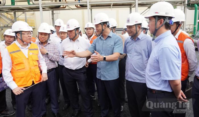 Đồng chí Vương Quốc Tuấn, Bí thư Tỉnh ủy cùng đoàn công tác kiểm tra thực tế tại Trung tâm Điện lực Quảng Trạch - Ảnh: Q.V