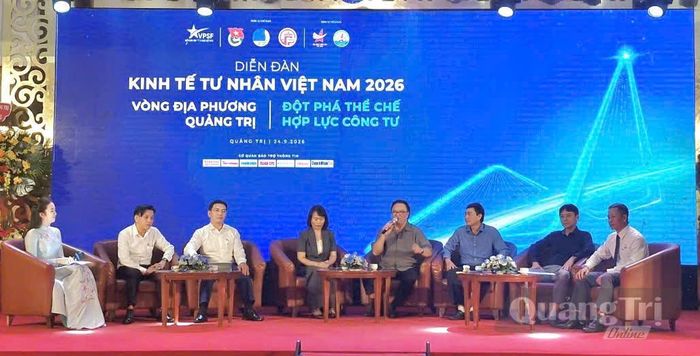 Phiên đối thoại mở rộng trong khuôn khổ Diễn đàn Kinh tế tư nhân Việt Nam tại Quảng Trị - Ảnh: M.T