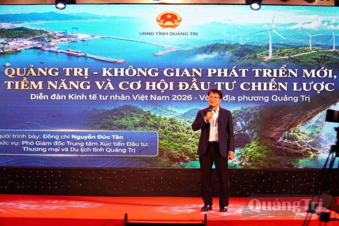 Đại diện lãnh đạo Trung tâm Xúc tiến Đầu tư, Thương mại và Du lịch tỉnh giới thiệu tiềm năng, lợi thế của tỉnh Quảng Trị - Ảnh: M.T