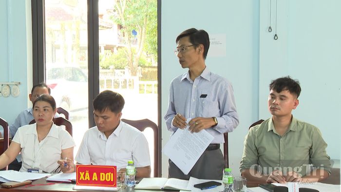 Đại diện lãnh đạo xã A Dơi phát biểu ý kiến về việc địa phương đang thiếu quỹ đất sạch để thực hiện chính sách giao đất cho người dân - Ảnh: Hoàng Hùng