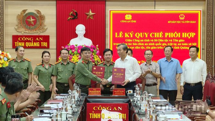 Đại diện lãnh đạo Công an tỉnh và Sở Dân tộc và Tôn giáo ký kết quy chế phối hợp - Ảnh: H.Đ