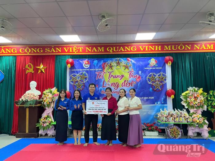 Trao quà cho các em học sinh tại Phân hiệu 1-Trường mầm non Triệu Bình - Ảnh: LO