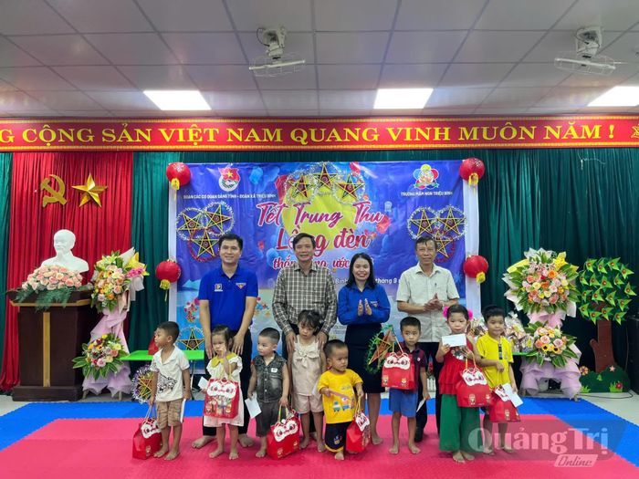 Trao quà cho các em học sinh tại Phân hiệu 1-Trường mầm non Triệu Bình - Ảnh: LO