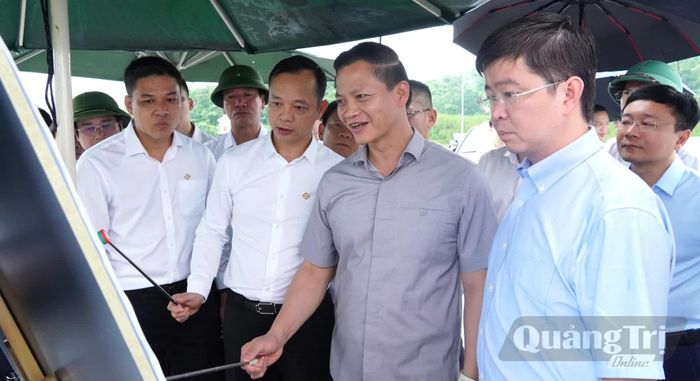 Đồng chí Vương Quốc Tuấn, Bí thư Tỉnh ủy và các đồng chí lãnh đạo tỉnh kiểm tra thực địa để chuẩn bị triển khai dự án quần thể du lịch sinh thái, nghỉ dưỡng và vui chơi giải trí núi U Bò-hồ Thác Chuối - Ảnh: Q.V