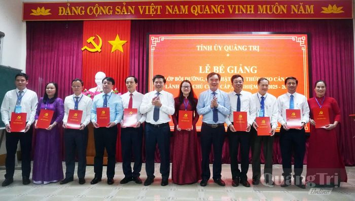 Đồng chí Trần Vũ Khiêm, Phó Bí thư Thường trực Tỉnh ủy và đồng chí Nguyễn Lương Bình, Trưởng ban Tổ chức Tỉnh ủy trao chứng chỉ cho các học viên - Ảnh: N.M