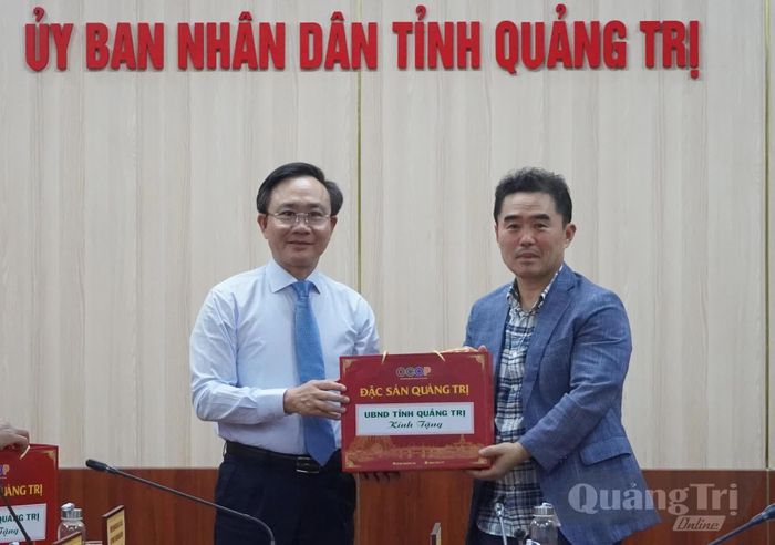 Đồng chí Hoàng Xuân Tân, Phó Chủ tịch UBND tỉnh trao quà tặng ông Yang Seokwoong - Ảnh: H.Tr