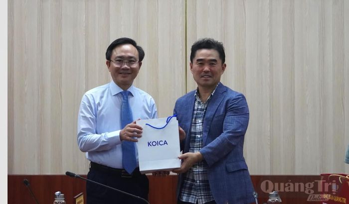 Ông Yang Seokwoong trao quà tặng đồng chí Hoàng Xuân Tân, Phó Chủ tịch UBND tỉnh - Ảnh: H.Tr