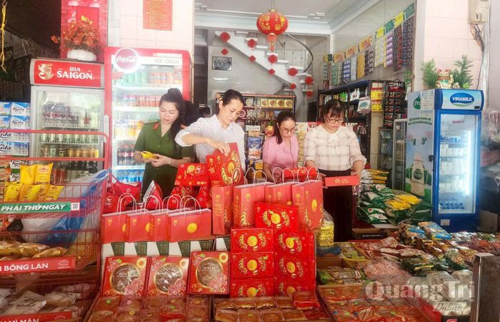Cơ quan chức năng tăng cường kiểm tra các cơ sở kinh doanh, buôn bán bánh trung thu - Ảnh: L.T