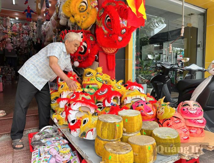 Đồ chơi phục vụ Tết Trung thu với mẫu mã đẹp nhưng khách mua vẫn dè dặt - Ảnh: L.T