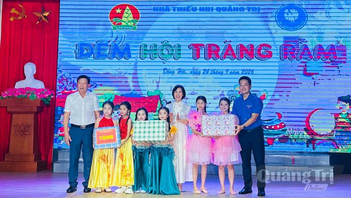 Đại diện Nhà Thiếu nhi tỉnh, Sở Y tế và Tỉnh đoàn trao tặng quà Trung thu cho các em thiếu nhi - Ảnh: B.N