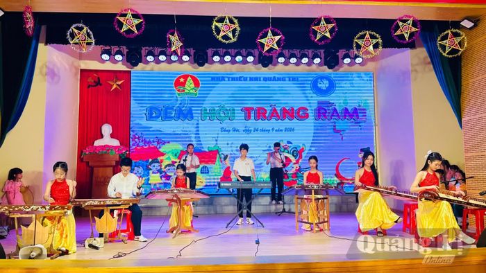 Tiết mục hòa tấu nhạc cụ dân tộc “Dân ca 3 miền” do Dàn nhạc dân tộc Nhà Thiếu nhi tỉnh biểu diễn - Ảnh: B.N
