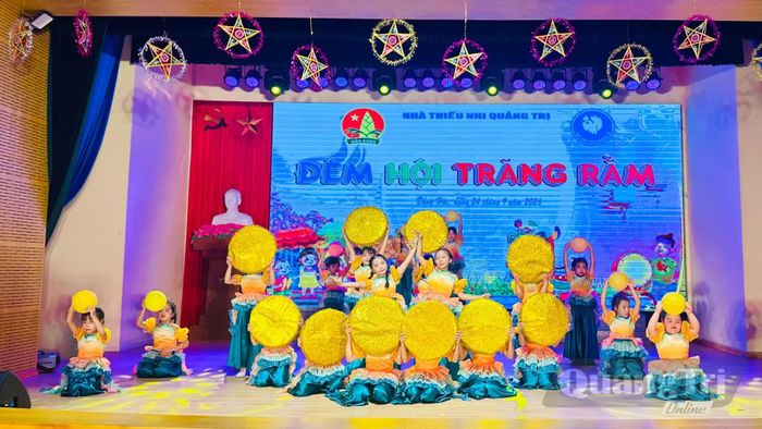 Tiết mục tốp ca múa “Ông trăng miệng cười” - Ảnh: B.N