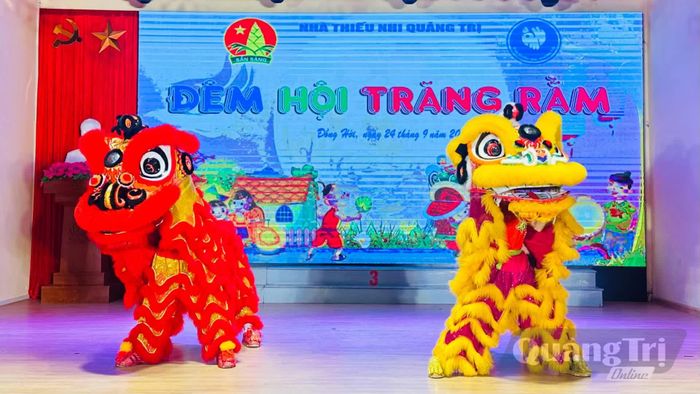Màn múa lân rộn ràng và ấn tượng mở đầu cho chương trình “ Đêm hội trăng rằm” - Ảnh: B.N
