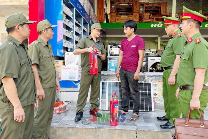 Lực lượng ANTT tại cơ sở xã Mường Giôn tuyên truyền, hướng dẫn người dân về công tác PCCC.
