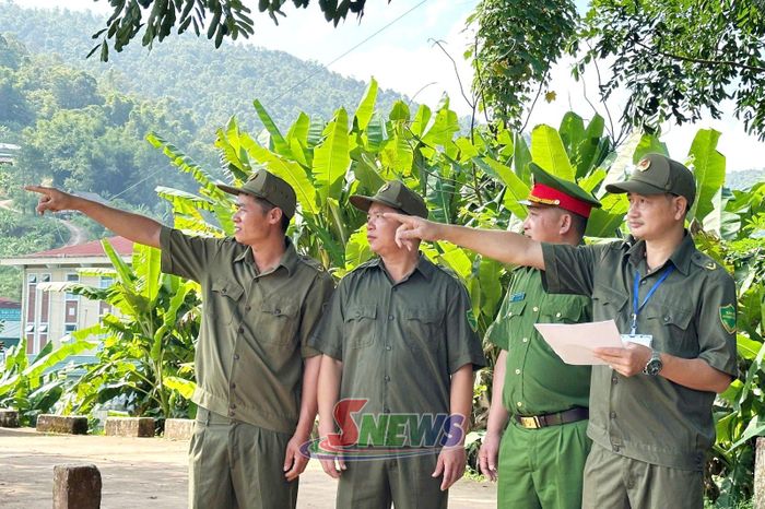 Lực lượng ANTT tại cơ sở và Công an xã Mường Giôn tuần tra địa bàn.