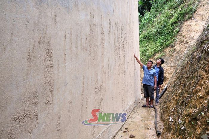 Dấu vết đất đá sạt vào nhà dân tại bản Lẩy, xã Muổi Nọi