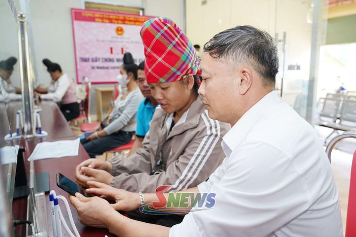 Cán bộ xã Mường É hướng dẫn nhân dân sử dụng ứng dụng VNeID đăng ký giải quyết thủ tục hành chính.