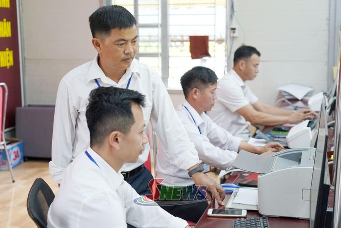 Cán bộ xã Mường É trao đổi chuyên môn nghiệp vụ.
