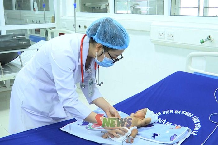 Bác sĩ Bệnh viện Đa khoa tỉnh khám và chăm sóc rốn cho bệnh nhi.
