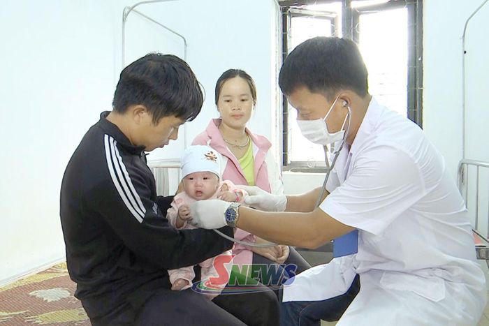 Cán bộ Trạm Y tế xã Chiềng Sung khám bệnh cho trẻ.