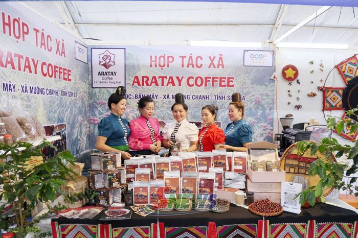 Gian trưng bày cà phê của HTX Ara tay Coffee, xã Mường Chanh.