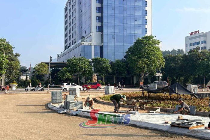 Công nhân Công ty cổ phần Môi trường và Dịch vụ đô thị Sơn La thi công các hạng mục chỉnh trang cảnh quan tuyến giao thông số 1A.