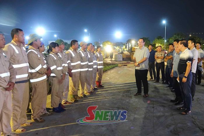 Lãnh đạo phường Tô Hiệu động viên công nhân tại công trường tuyến giao thông số 1A.