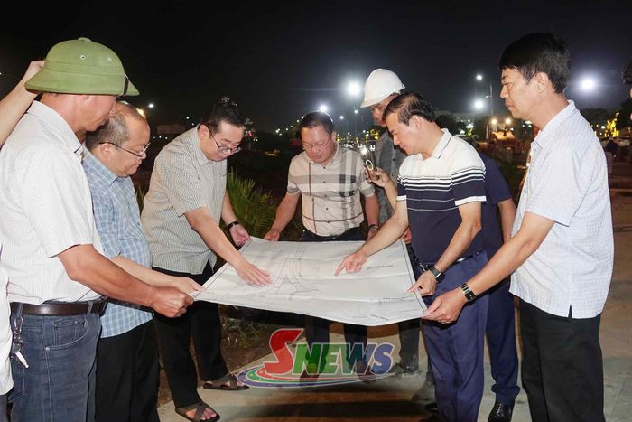 Lãnh đạo phường Tô Hiệu nắm tình hình thi công tại công trường tuyến giao thông số 1A.