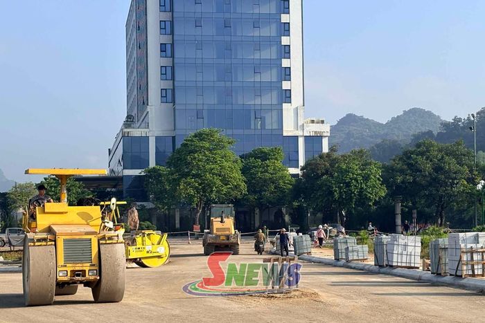 Máy móc, nhân lực được huy động, đẩy nhanh tiến độ thi công công trình.