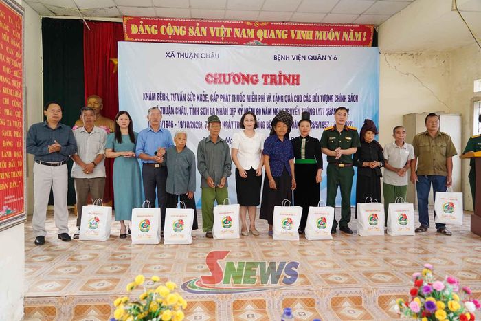 Bệnh viện Quân y 6 tặng quà người có công và gia đình chính sách trên địa bàn.