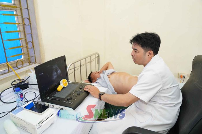 Siêu âm ổ bụng, chẩn đoán sức khỏe cho người dân xã Thuận Châu.