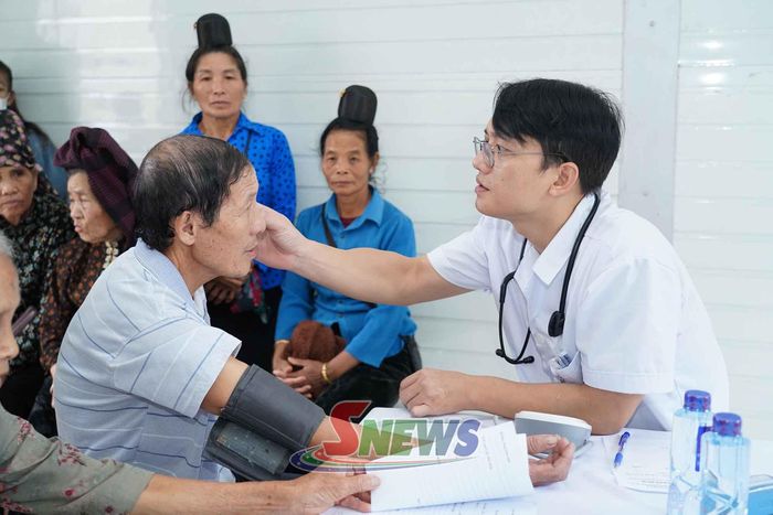 Bác sĩ Bệnh viện Quân y 6 khám, tư vấn sức khỏe cho nhân dân xã Thuận Châu.