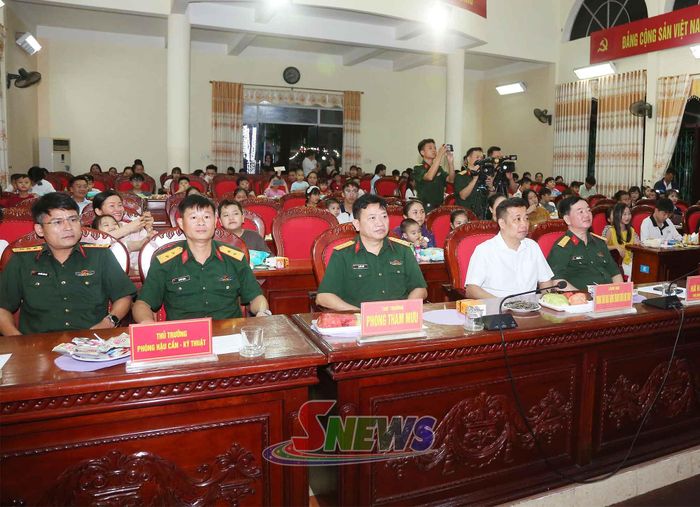 Các đại biểu dự chương trình.