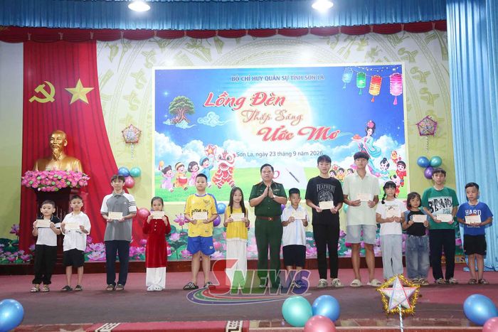 Lãnh đạo Bộ CHQS tỉnh trao quà, biểu dương thiếu niên, nhi đồng đạt giải học sinh giỏi cấp tỉnh.