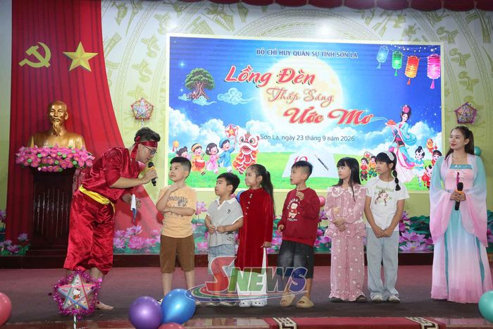 Các cháu thiếu niên, nhi đồng trả lời câu hỏi của Chú Cuội.