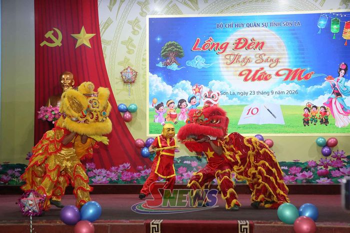 Múa lân tại Đêm hội.