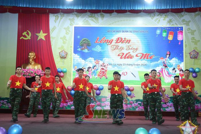 Tiết mục văn nghệ của cán bộ, chiến sĩ trong đơn vị biểu diễn.