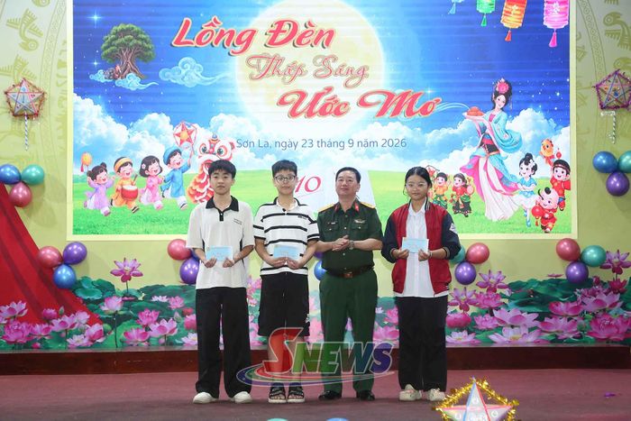 Lãnh đạo Bộ CHQS tỉnh trao quà, biểu dương các cháu đạt giải học sinh giỏi cấp quốc gia.